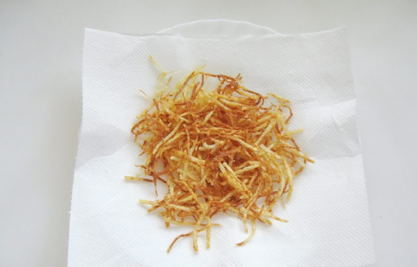 1. Этап. Салат с картофелем пай: Готовый картофель пай выложите на бумажное полотенце для удаления лишнего жира.