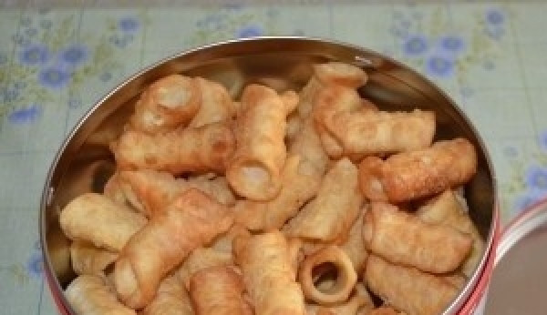 1. Этап. Итальянское пирожное Канолли: 6. Промокните от остатков жира. Храните в закрытой кастрюле до 1 месяца. По мере надобности доставайте и начиняйте кремом. Правильно приготовленные пирожные имеют пупырчатую поверхность.