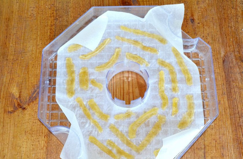 1. Этап. Цукаты из дыни: При температуре 65-70 градусов я сушила дыню в течение 5 часов, после остудила и еще раз просушила около 4 часов.