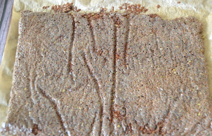 1. Этап. Льяные флаксы: Переверните пергамент и аккуратно снимите его, запекайте с другой стороны еще 10-15 минут.