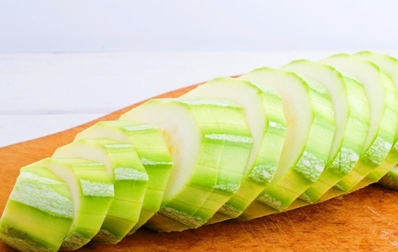 1. Этап. Кабачковая икра с морковкой: 2. Для начала вымойте, обсушите кабачки, при необходимости очистите кожицу. Нарежьте средними кусочками.