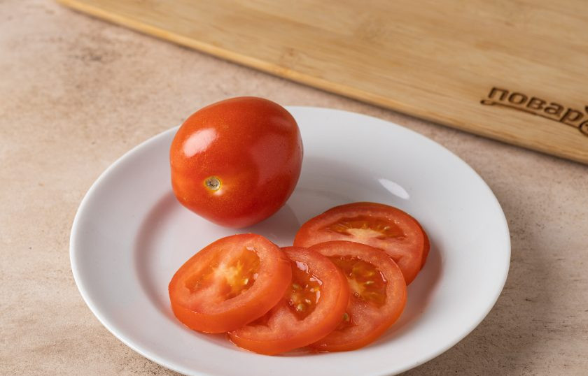 1. Этап. Фалафель в пите с салатом и помидором: Помидоры нарежьте тонкими кружочками.