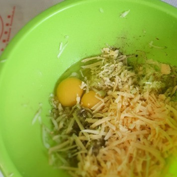 1. Этап. Сырно-кабачковые лепешки в духовке: На крупной терке натереть кабачок и сыр. С натертого кабачка отжать лишнюю воду. Если кабачок молодой, то шкурку можно и не чистить. Но я сняла овощечисткой тонкий слой кожицы. Добавить яйца, сухой чеснок, посолить, поперчить. Вместо соли можно взять сухой бульон, я добавила грибной, так вкуснее.