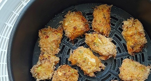 1. Этап. Наггетсы из индейки с овощами: Запекать при Т 180° 10-15 минут. Обычно наггетсы едят с соусом. Я предлагаю попробовать с салатом.