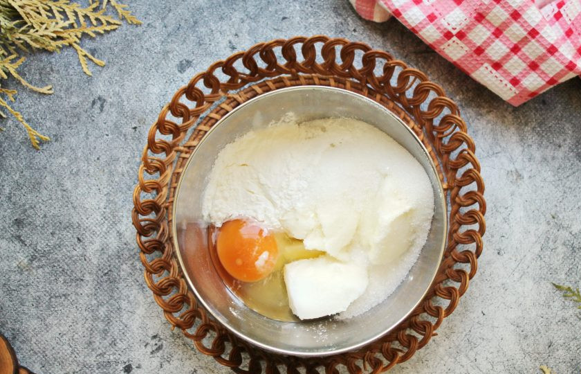 1. Этап. Морковный кекс с творожным сыром: Сначала сделайте начинку. Для этого смешайте творожный сыр, сахар, яйцо, ванильный сахар и крахмал до однородности.