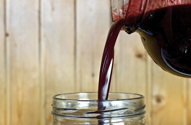 1. Этап. Домашнее вино из смородины без дрожжей: Сок переливаем в банку или в бутыль.