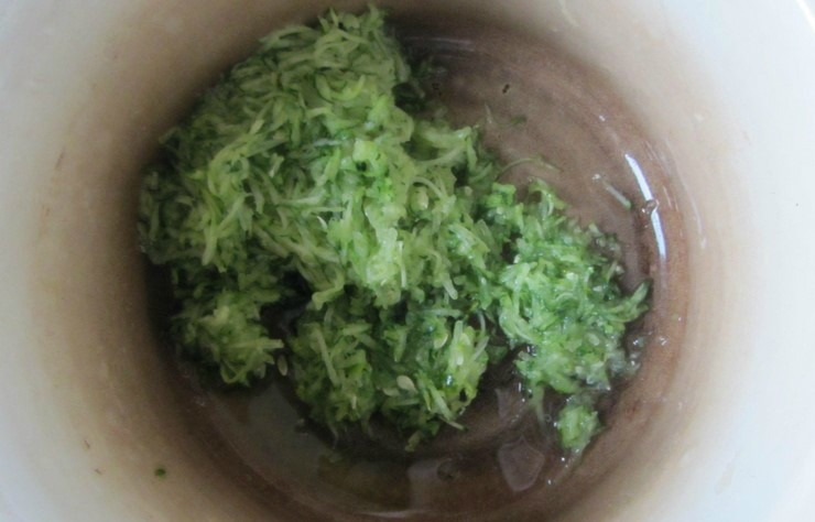 1. Этап. Болгарский холодный суп Таратор: 1. Огурцы тщательно промойте под проточной водой, просушите салфеткой. Возьмите глубокую плошку и потрите огурец на мелкой терке, по желанию можно порезать тоненькой соломкой.