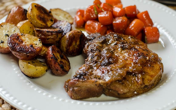 1. Этап. Свинина, жаренная с луком: 4. Когда морковь станет мягкой, а при уколе из мяса не будет выделяться розовый сок - блюдо готово! У меня мясо тушилось в итоге 25 минут на маленьком огне.