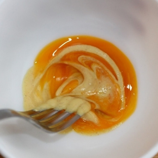 1. Этап. Майонез с горчицей: В мисочке смешайте горчицу и желток. Взбейте вилкой до однородности.