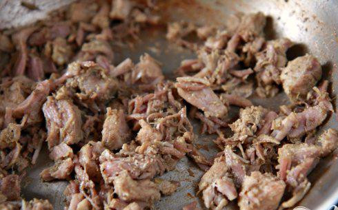 1. Этап. Карнитас: 3. Нагреть кастрюлю с 2 чайными ложками оливкового масла. Выложить свинину в кастрюлю и обжарить до коричневого цвета и хрустящей корочки в несколько партий. Добавить мексиканское пиво и варить до испарения.