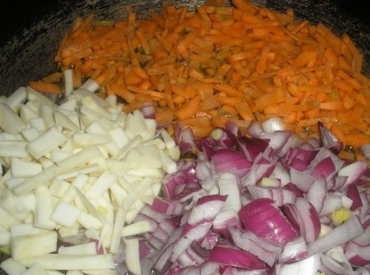 1. Этап. Гуляш из фасоли: Разогреваем сковороду с растительным маслом , выкладываем в нее подготовленные овощи. Жарим до готовности.