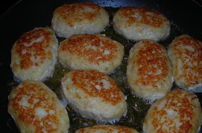 1. Этап. Котлеты из морского языка: Обжаривайте в масле с двух сторон до приятного золотистого цвета. Готовые котлеты из морского языка подаем горячими. Приятного аппетита)