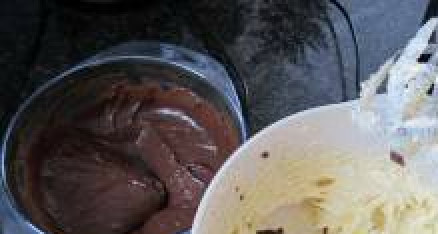 1. Этап. Торт Шифоновая Прага: Взбиваем масло, добавляем остывшие желтки с шоколадом и половину сгущенки (5 ст.л.). Добавляем коньяк.