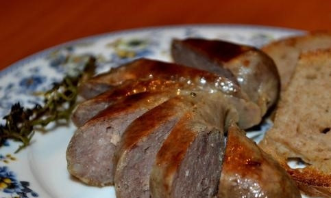 1. Этап. Колбаски из говядины: 8. Теперь, когда вы знаете, как приготовить колбаски из говядины, обжарьте их на сковородке в растительном масле с двух сторон. Можно пробовать.