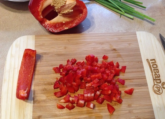 1. Этап. Салат из булгура с яблоком, сельдереем и перцем: 5. Такими же по размеру кубиками нарезаем болгарский перец.