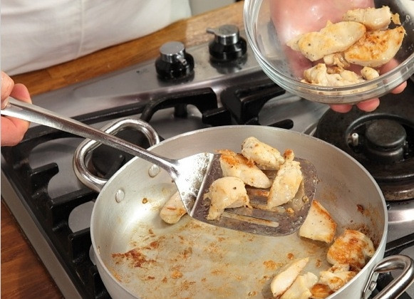 1. Этап. Курица с рисом: Обжариваем в течение 6-7 минут до образования корочки со всех сторон. Извлекаем кусочки курицы со сковороды.