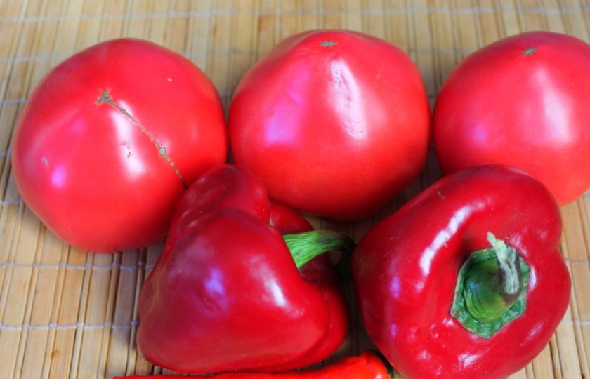 1. Этап. Жареные баклажаны в томатном соусе на зиму: Овощи моем и режем крупно. Помидоры, сладкий и острый перец пропускаем через мясорубку. Острого перца кладем небольшой кусочек.