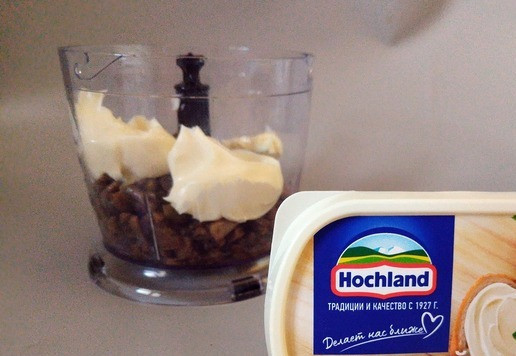 1. Этап. Огурцы с грибной начинкой: К обжаренным грибам выложить плавленый сыр.