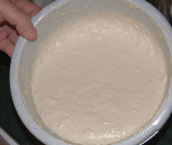 1. Этап. Торт Черепаха на сковороде: 1. Делаем тесто. Яйца взбиваем с сахаром до однородности. Всыпаем муку, вымешиваем тесто, как на оладьи.