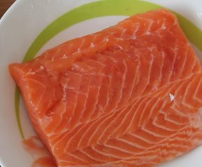 1. Этап. Красная рыба в кляре: 1. Для этого блюда возьмем семгу (можно заменить форелью, но она жирнее).