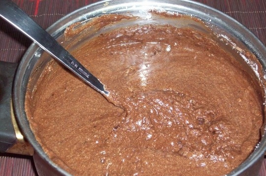 1. Этап. Конфеты из детской смеси Малютка: 3. Вводим сахар и сливочное масло, кипятим 1 минуту. Затем снимаем с огня и даем немного постоять, периодически помешивая.