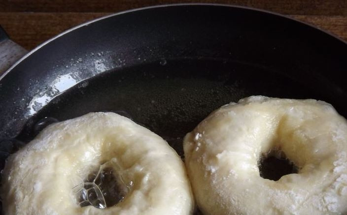 1. Этап. Тесто для пончиков: Влейте на сковороду растительное масло. Его должно быть большое количество, чтобы пончики в нем плавали. Разогрейте масло на плите, выкладывайте в него пончики и обжаривайте по несколько минут с обеих сторон.