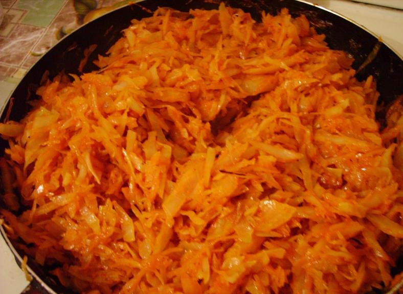 1. Этап. Капуста тушеная с луком: 3. Ставьте сковородку на средний огонь, выливайте сверху растительное масло, накрывайте капусту крышкой и жарьте минут 10. Теперь добавить специи, капусту тщательно перемешать, попробовать на соль и еще подсолить, если нужно. Масса должна быть однородно красной! Теперь сбавляет огонь до маленького и тушим капусту до полной готовности еще минут 15. Помешиваем. Важно, чтобы продукт не подгорел!