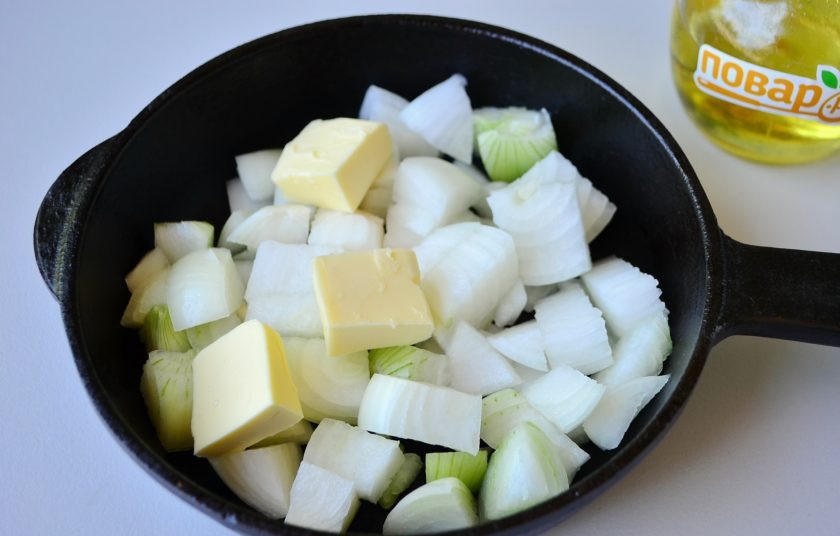1. Этап. Куриные колбаски с сыром для гриля: 3. Репчатый лук порежьте крупно и обжарьте на сливочном масле до мягкости. Доводить до полной готовности не нужно.