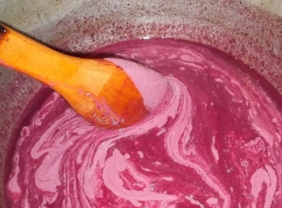 1. Этап. Пеламуши: 10. Под смешанной массой включите быстрый огонь и, помешивая, доведите до кипения. Затем понизьте огонь до медленного и, непрерывно помешивая, варите в течение 8-10 минут. Смесь загустеет.