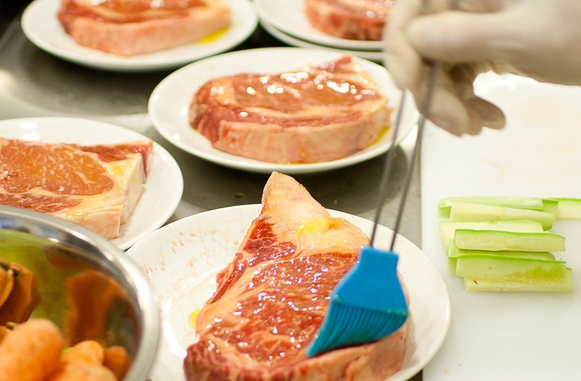 1. Этап. Стейк на сковороде-гриль: Смажьте оливковым маслом с двух сторон.