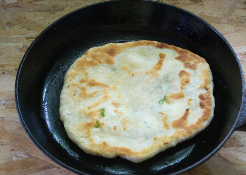1. Этап. Хычины с сыром и зеленью: В сковороду влейте 1 ст. ложку масла. Обжарьте блинчик с двух сторон до готовности.