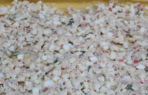 1. Этап. Рулет закусочный Рождественское полено: Развернуть теплый рулет. Выложить начинку