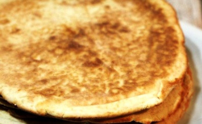 1. Этап. Торт Минутка: Дадим время, чтобы коржи остыли, и затем обрежем сухие края. Потом мы обрезки используем для украшения торта.