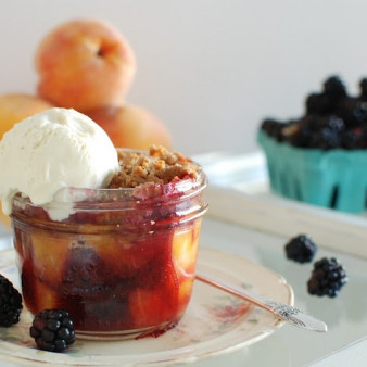 Десерт из персиков и ежевики