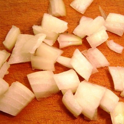 1. Этап. Салат Охотничий: Лук - мелко.