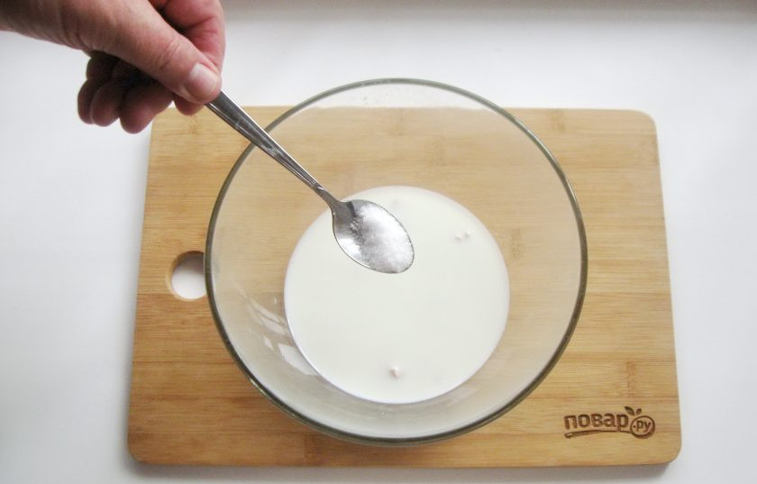 1. Этап. Дрожжевой пирог с малиной: Насыпьте соль.