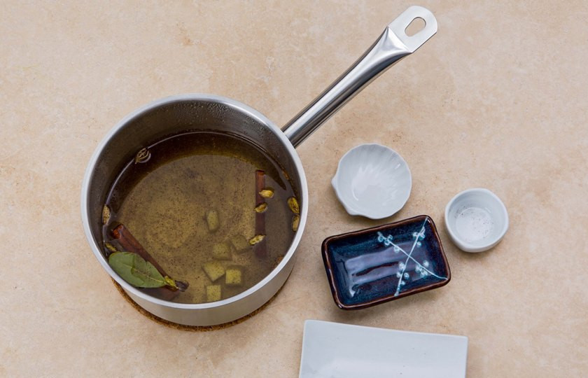 1. Этап. Сбитень столбушинский: В сотейник поместите порезанный имбирь, корицу и лавровый лист. Залейте все водой и поставьте на средний огонь.