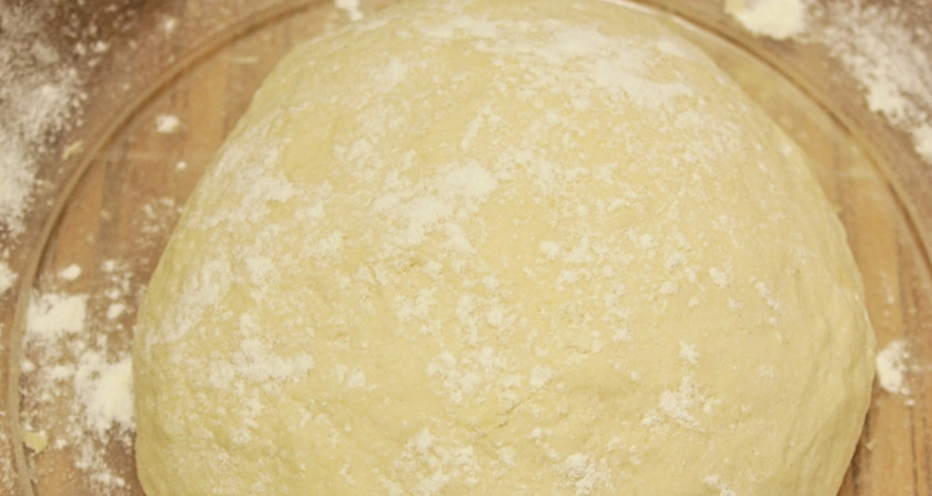 1. Этап. Тесто для осетинских пирогов: Тщательно размешиваем массу ложкой, пока она не станет густой и однородной. Тесто должно получиться эластичным и мягким. Переложите его в глубокую миску, присыпьте мукой и накройте полотенцем. Оставьте подходить в теплом месте на 2 часа.