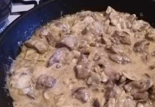 1. Этап. Куриная печень с грибами и сметаной: Добавить сметану к печени и грибам, перемешать, убавить огонь, накрыть крышкой и тушить до готовности. Перемешивать, чтобы соус не подгорел. Печень готовится быстро, соус станет густым и сливочным. Это очень вкусно.