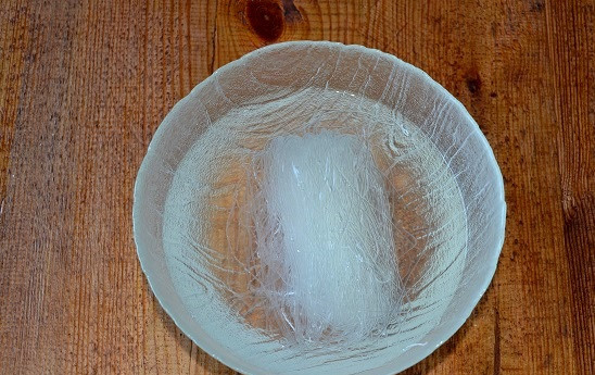 1. Этап. Салат с фунчозой и баклажанами: Фунчозу приготовьте согласно инструкции на упаковке. Я залила кипятком, накрыла крышкой и оставила на 5 минут.