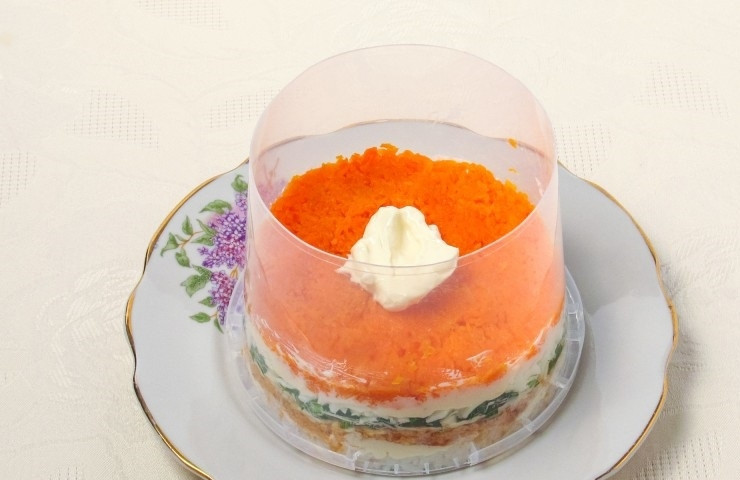 1. Этап. Салат Мимоза с рисом и сыром: 7. Отварную и измельченную морковь укладываю поверх белков и смазываю майонезом.