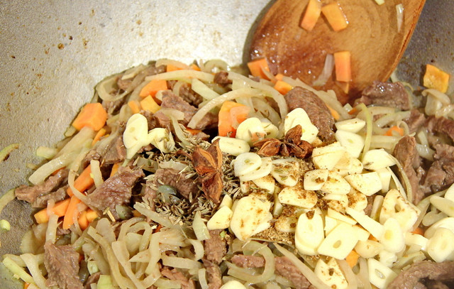 1. Этап. Лагман с сельдереем: 2. Когда уже все эти ингредиенты станут мягкими и сочными - добавим чеснок и специи (зира, бадьян, кориандр...). Перемешаем.