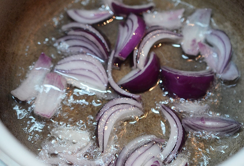 1. Этап. Рагу по-японски Никудзяга: Добавьте немного масла и обжарьте лук около 5 минут.