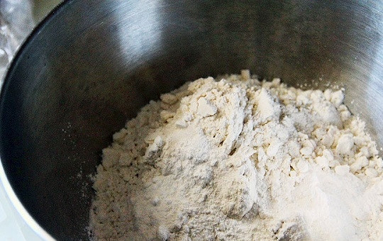 1. Этап. Воздушные кексы: 2. В отдельную мисочку просейте муку, разрыхлитель и щепотку соли. Всыпьте сахар или сахарную пудру. Для аромата можете также добавить ванилин или корицу.