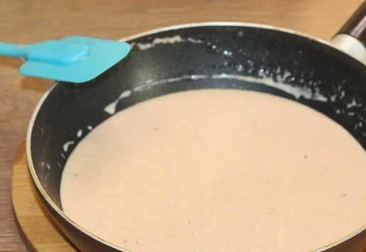 1. Этап. Ленивые пельмени с индейкой и капустой: 17. Растапливаем кусочек сливочного масла и смешиваем с молоком. Добавляем сметану с кетчупом, солим по вкусу, перемешиваем и снимаем с плиты.