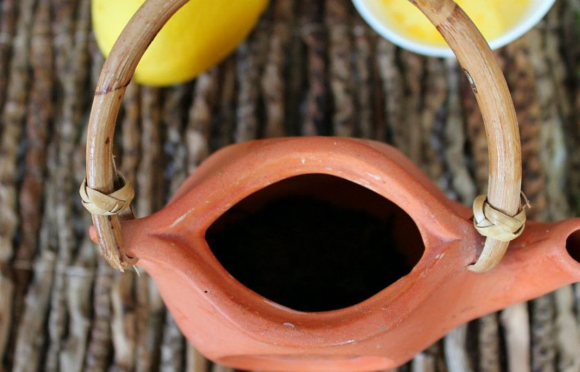 1. Этап. Чай с имбирем и корицей для похудения: Ополаскиваем чайник горячей водой. В чайник насыпаем черный чай и корицу.