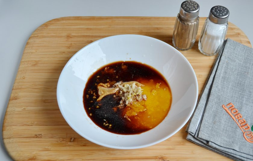 1. Этап. Куриные крылышки в медово-чесночном маринаде: 2. Приготовьте маринад: соедините мед с соевым соусом, горчицей, перцем молотым, пропущенным через пресс чесноком, соль по желанию, я не добавляю.