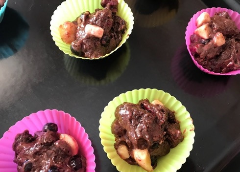 1. Этап. Шоколадные кексы с бананом и черной смородиной: 6. Выложите тесто в формочки и отправьте в разогретую до 200 градусов духовку на 25-30 минут.