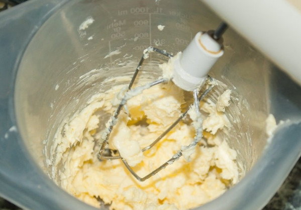 1. Этап. Рецепт простого бисквита: Сперва миксером взбейте масло до пышности.
