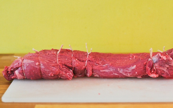 1. Этап. Ростбиф на гриле: Затем натрите его солью и затем обильно смажьте растительным маслом. Перевяжите кусочек мяса бечевкой или кулинарной нитью. Эти процедуры нужны, чтоб мясо не пересушилось. Разведите гриль.